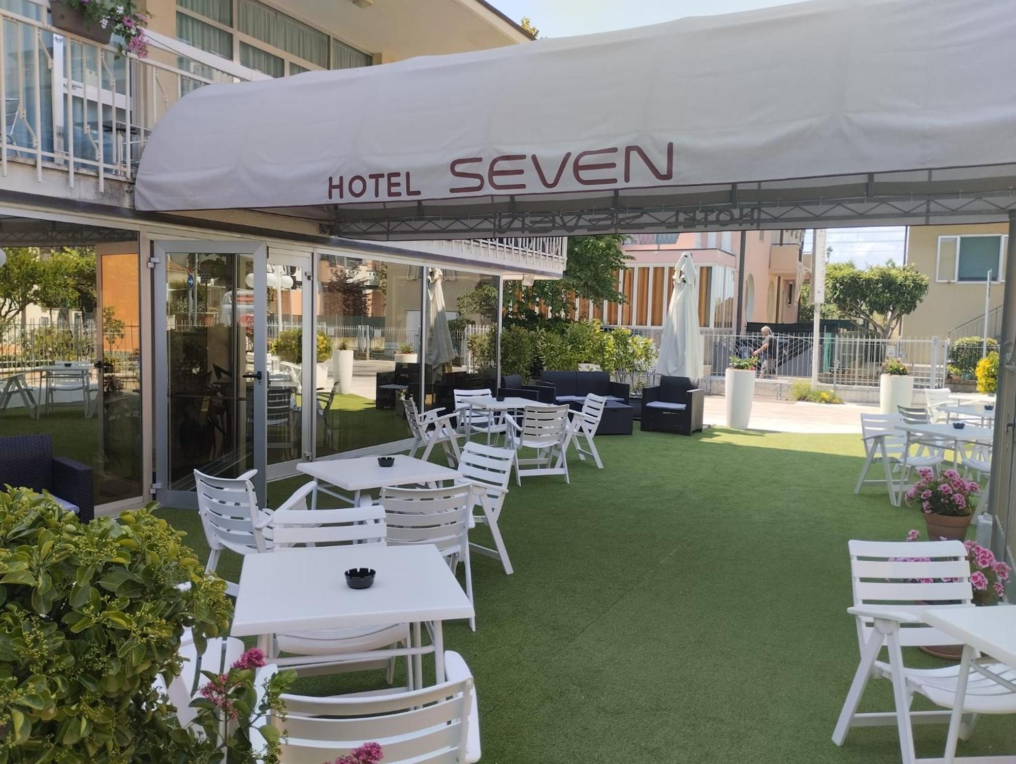 Hotel Seven Римини Экстерьер фото