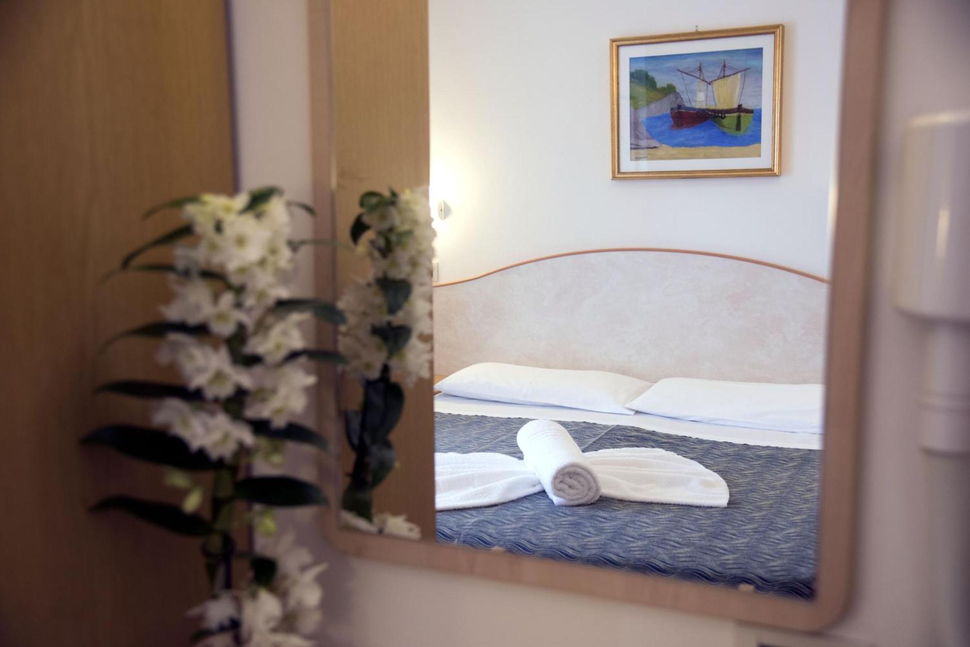 Hotel Seven Римини Номер фото