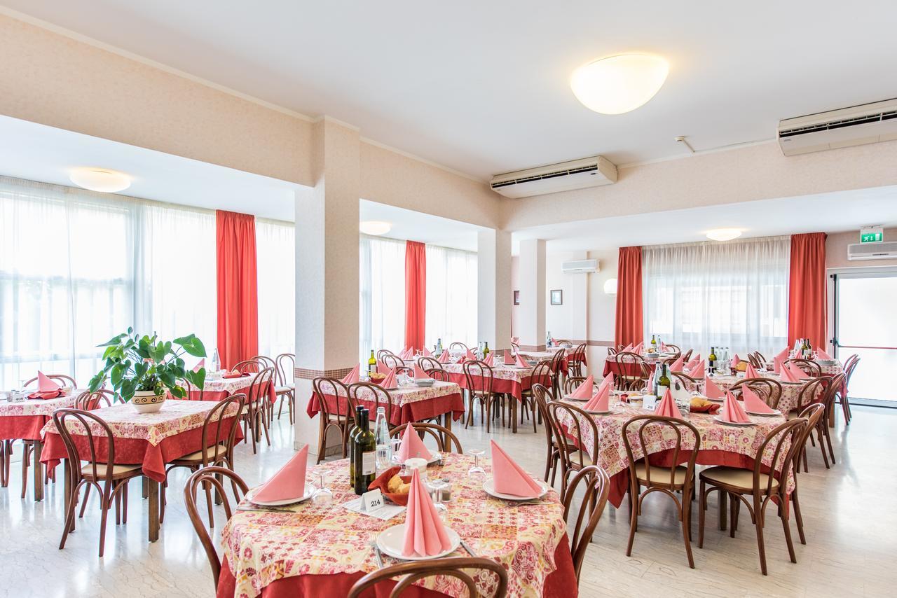 Hotel Seven Римини Экстерьер фото