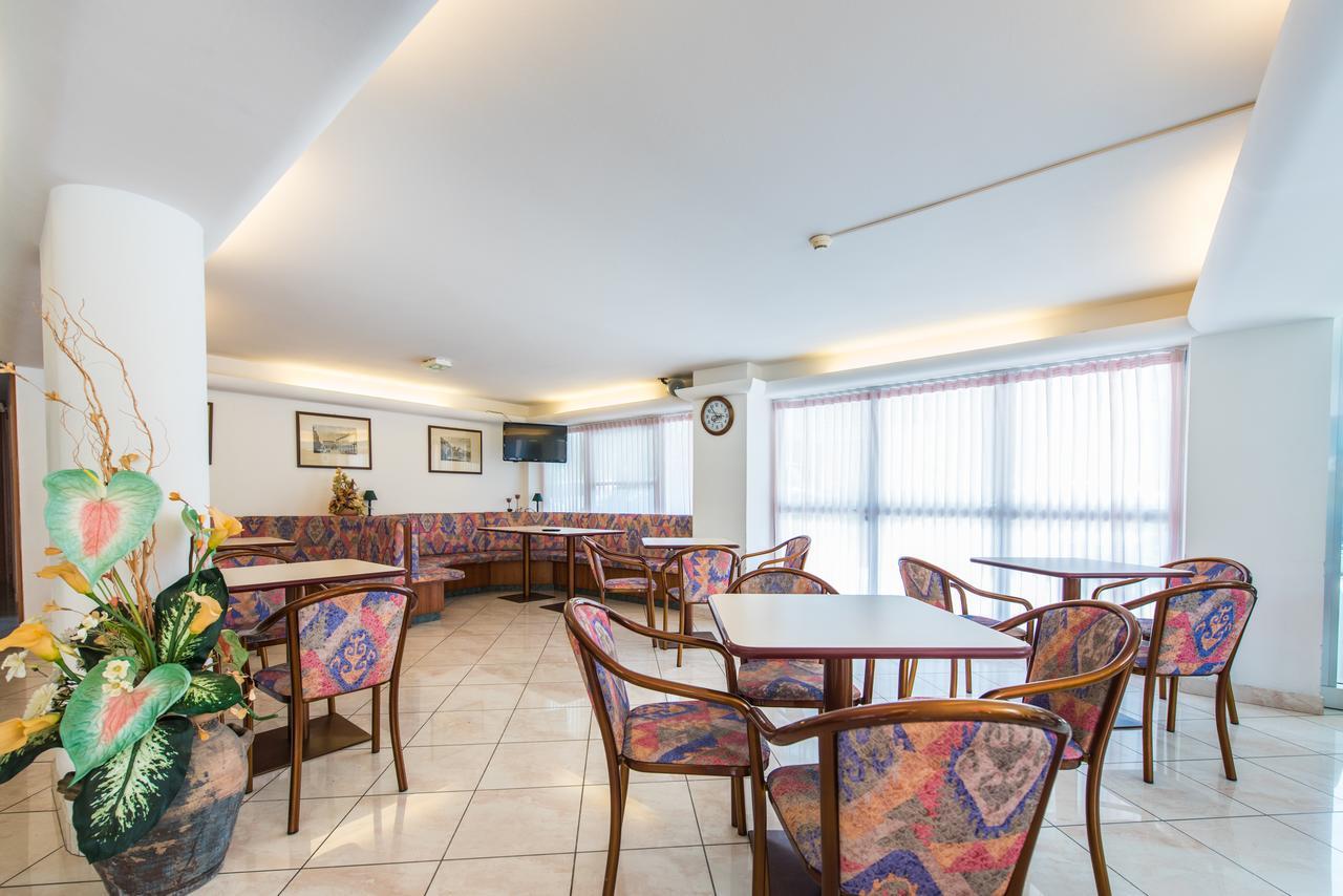 Hotel Seven Римини Экстерьер фото