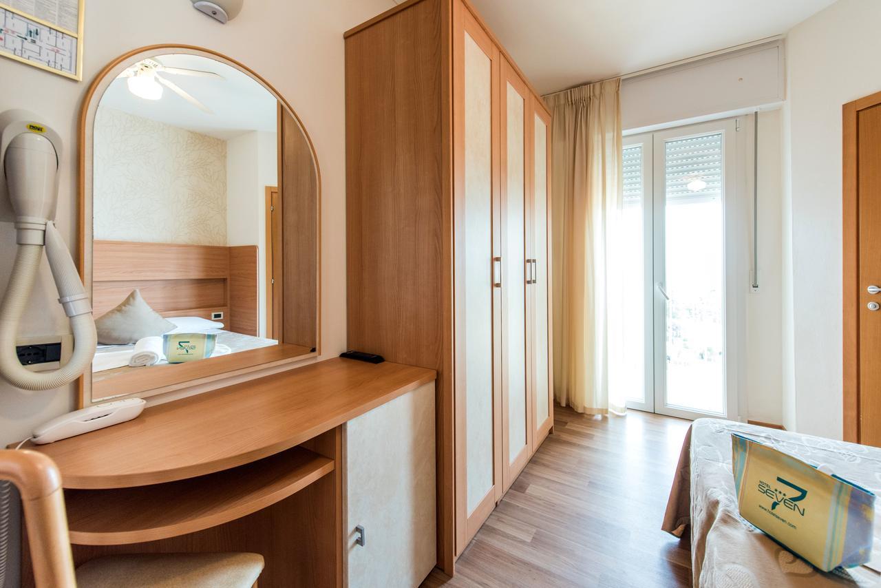 Hotel Seven Римини Экстерьер фото