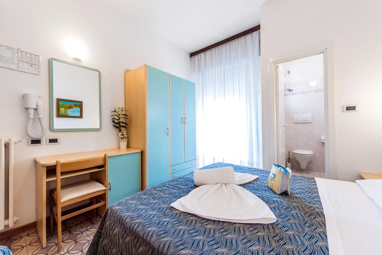 Hotel Seven Римини Номер фото