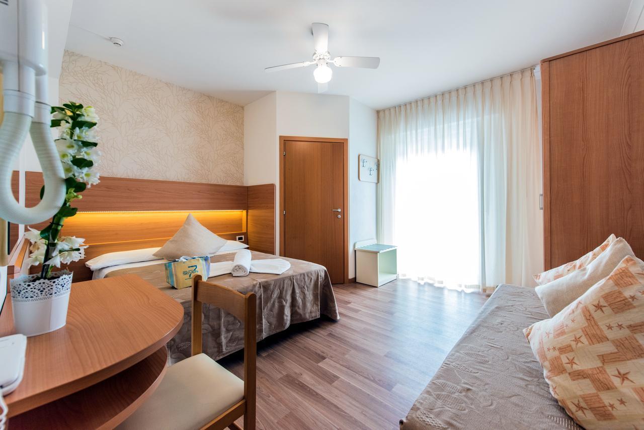 Hotel Seven Римини Экстерьер фото