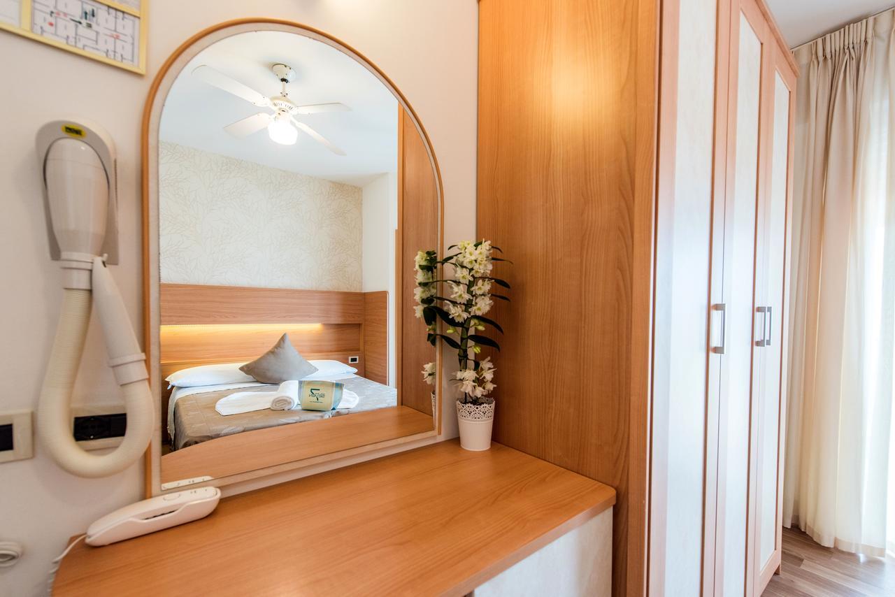 Hotel Seven Римини Экстерьер фото