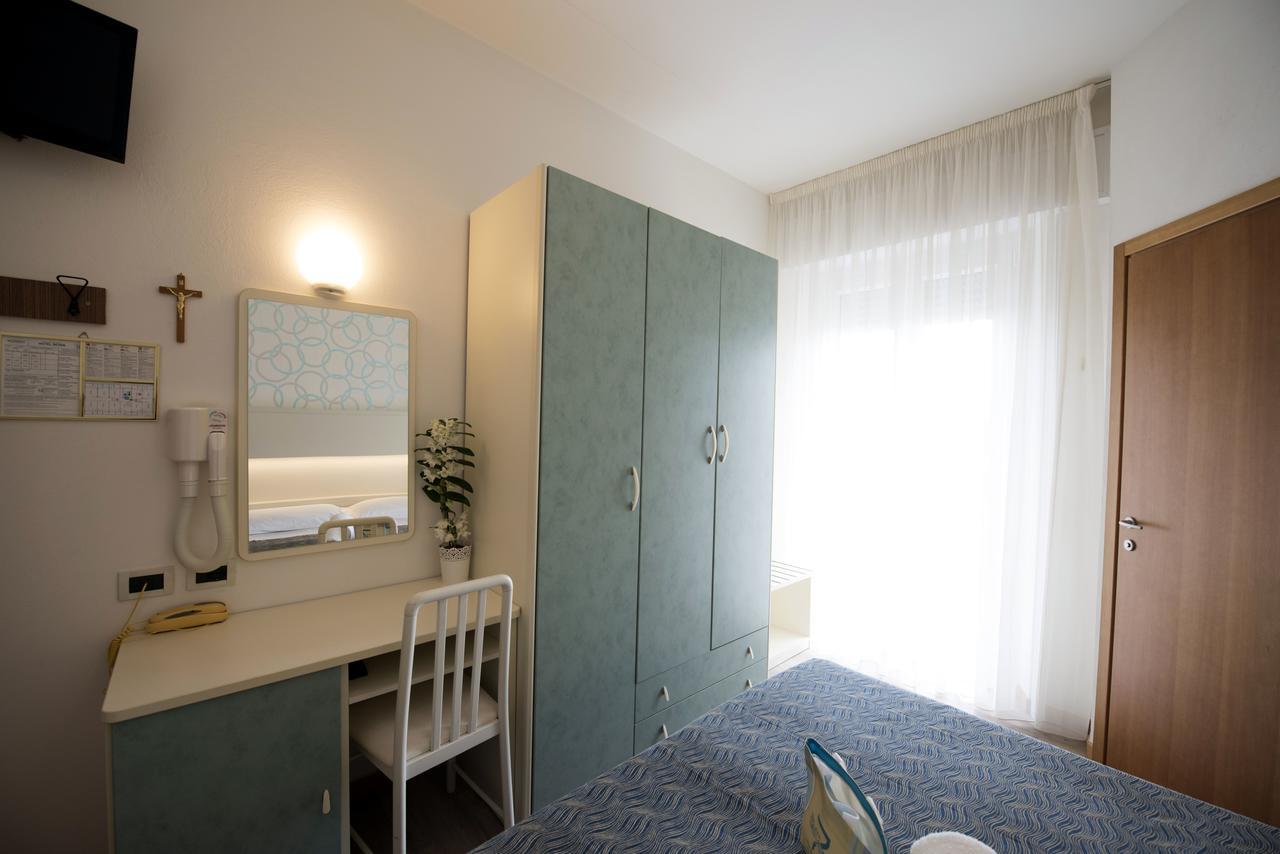 Hotel Seven Римини Экстерьер фото