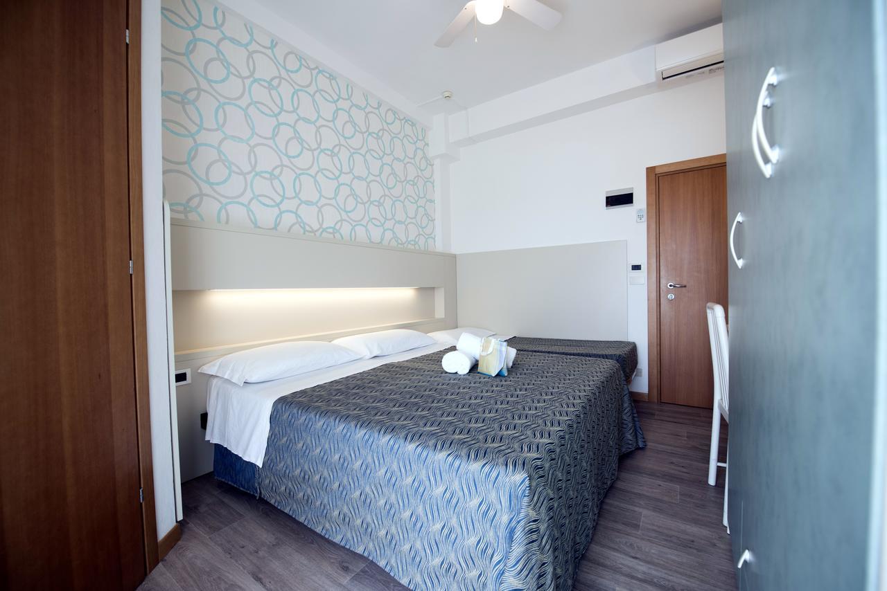 Hotel Seven Римини Экстерьер фото
