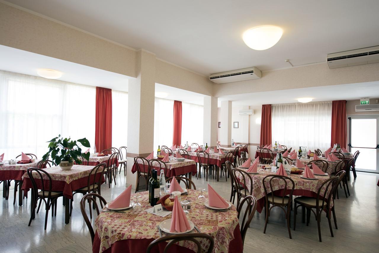Hotel Seven Римини Экстерьер фото